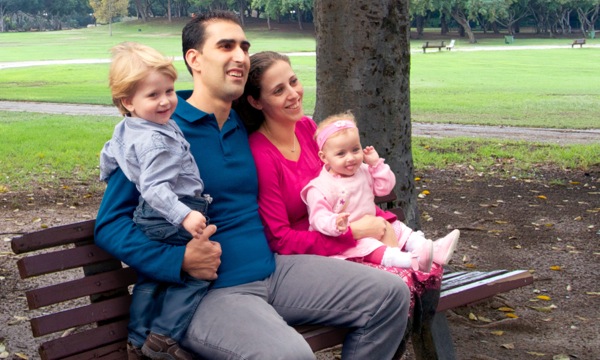 Parktaki bir bankta oturan bir aile