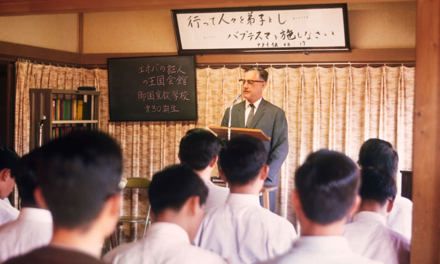 Lloyd Barry Japonya’daki bir Hizmet Kursu sınıfına eğitim verirken, 1970
