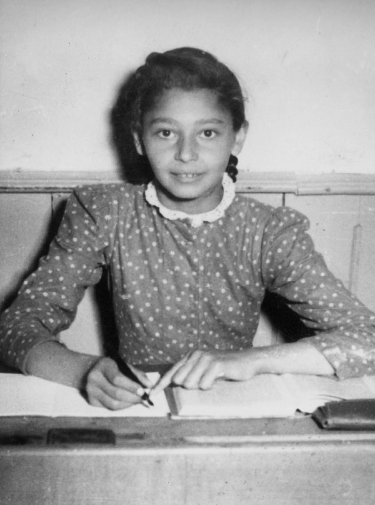 Küçük Elfriede okulda sırada oturuyor.