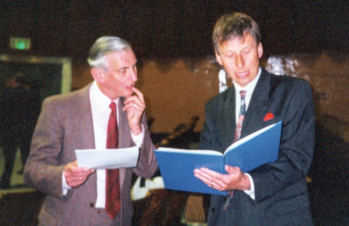 Miles Northover ve David Merry çevre ibadetinde notları gözden geçiriyor.