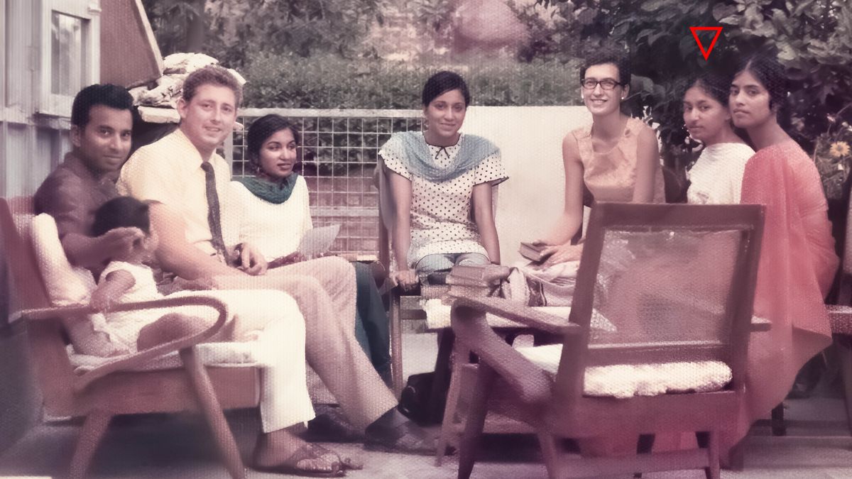 Kamal, Chandigarh’daki cemaatinden yedi arkadaşıyla birlikte dışarıda oturuyor.