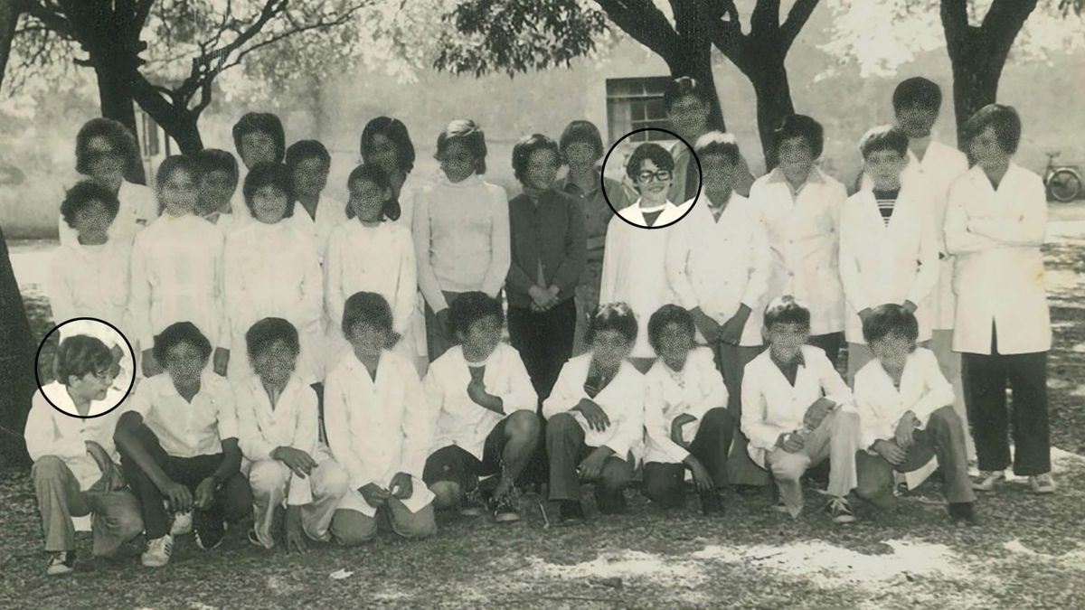 Oscar ve Alejandro okulun önünde sınıf arkadaşlarıyla birlikte poz veriyor.
