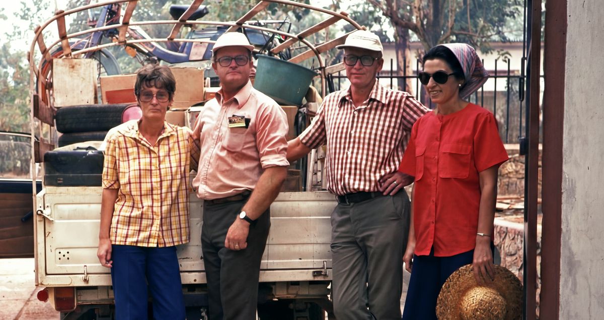 Thomas ve Susan, Olaf ve Barbara Kaue’yle birlikte, kamyonun önünde duruyor.
