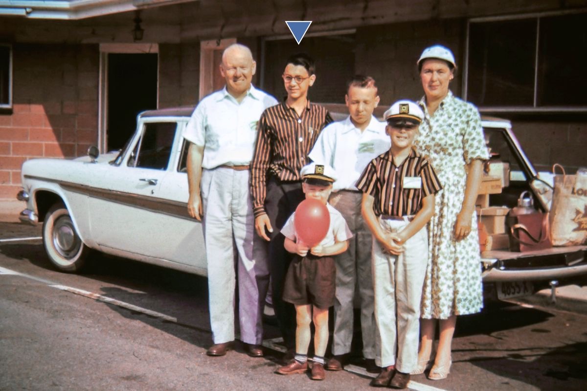 Genç Russell, Hutcheson ailesiyle birlikte bir otomobilin önünde.