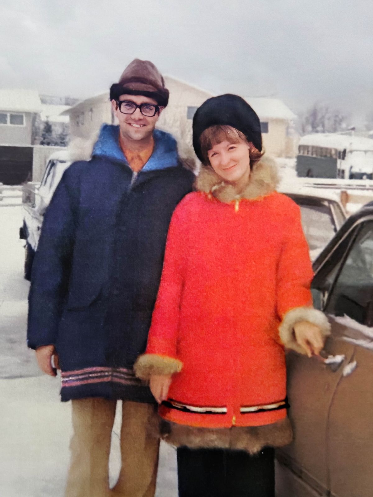 Russell ve Randi bir kış günü arabanın yanında.