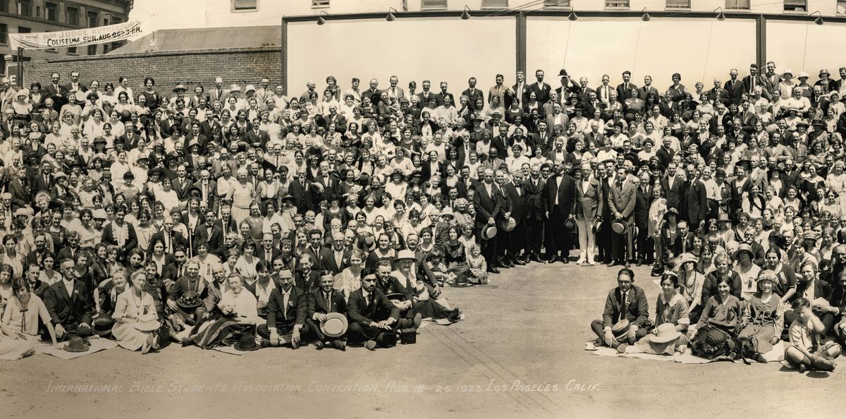 1923’te Los Angeles, Kaliforniya’da yapılan büyük ibadete katılan çok sayıda kardeş.