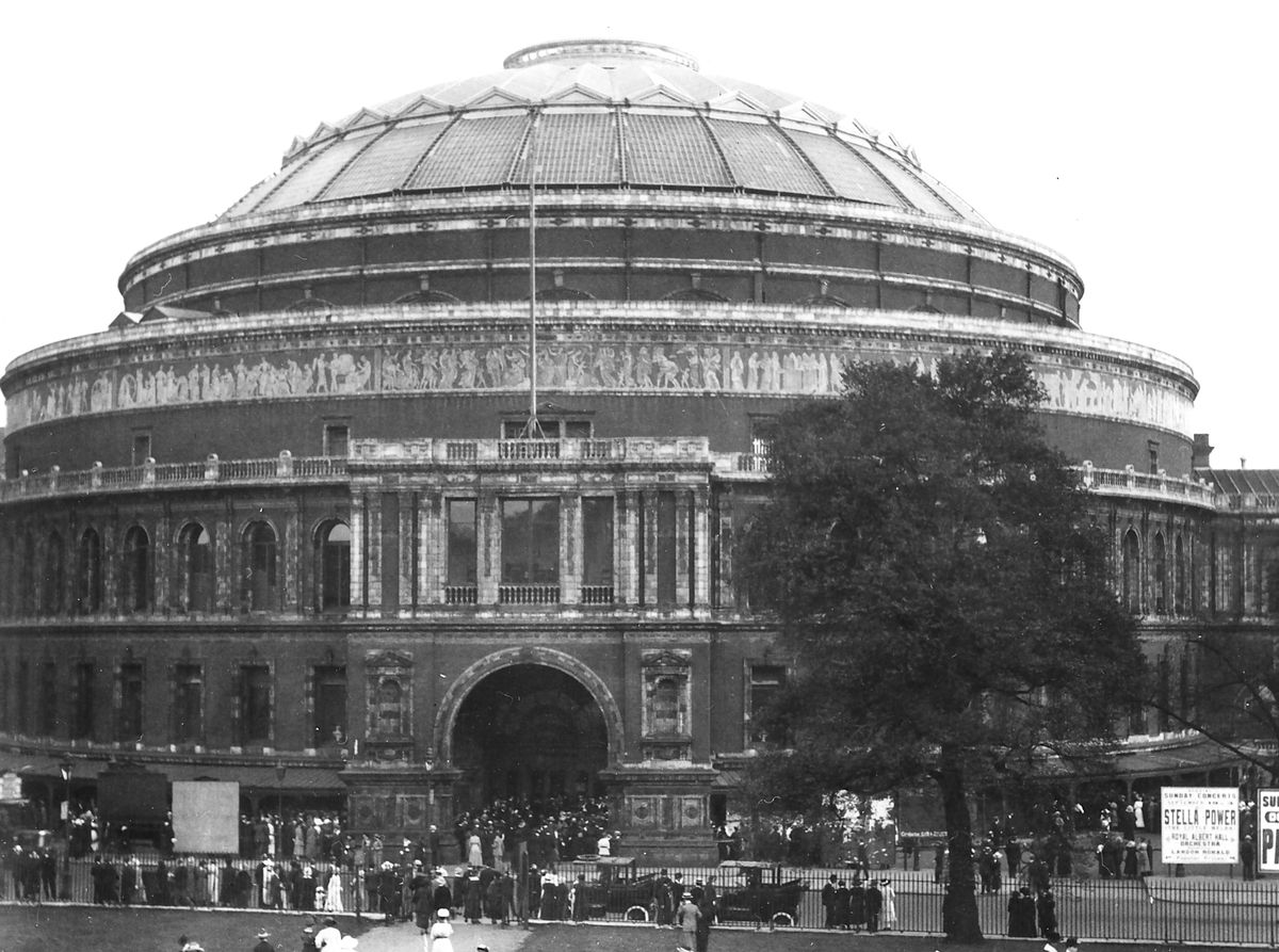 Londra’daki Royal Albert Hall’un ve oraya giren büyük bir kalabalığın siyah beyaz bir resmi.