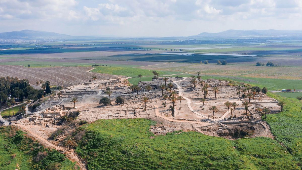 Megiddo antik kentinin kalıntıları.
