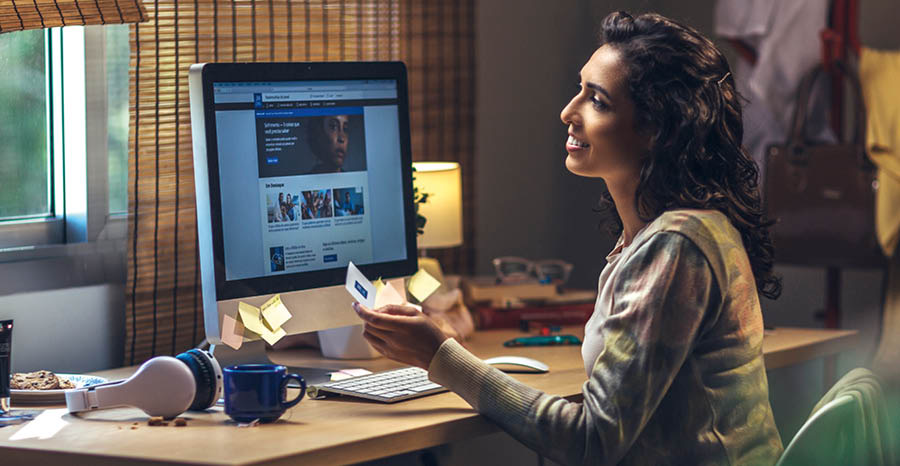 Kadın evde jw.org internet sitesine bakıyor.