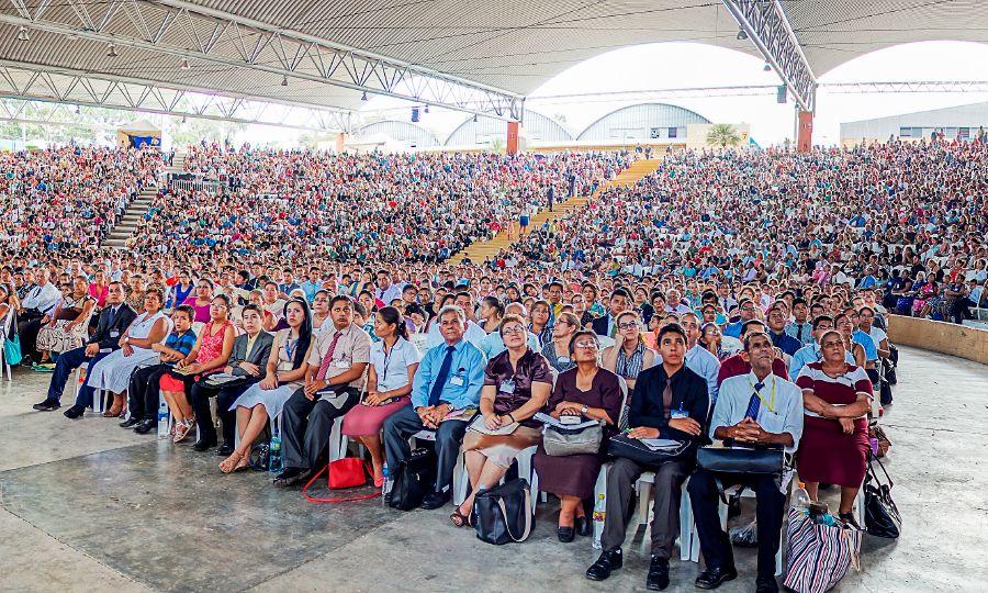 Yehova’nın Şahitlerinin El Salvador’da düzenlenen 2015 yılı bölge ibadetini dinleyen insanlar