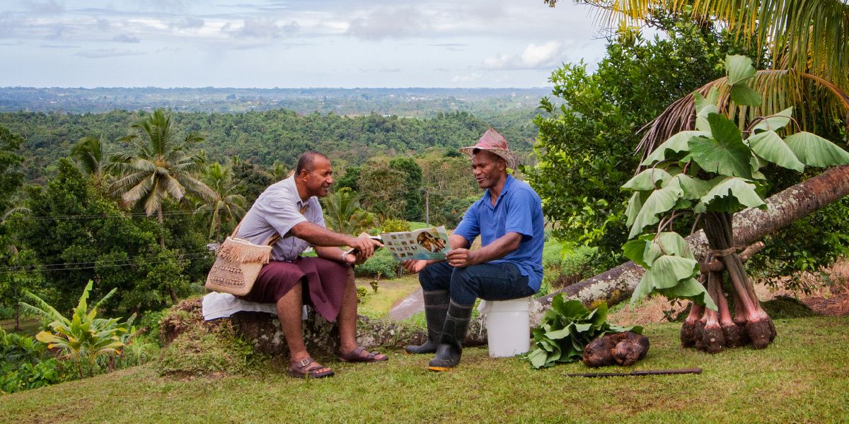 Bir birader Fiji’de bir adama iyi haberi duyuruyor