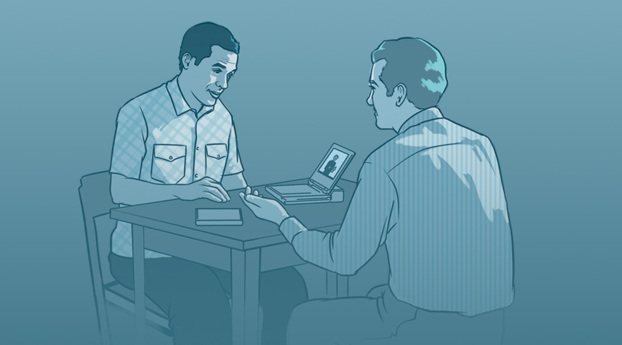 ผู้​หญิง​สอง​คน​กำลัง​เรียน​คัมภีร์​ไบเบิล