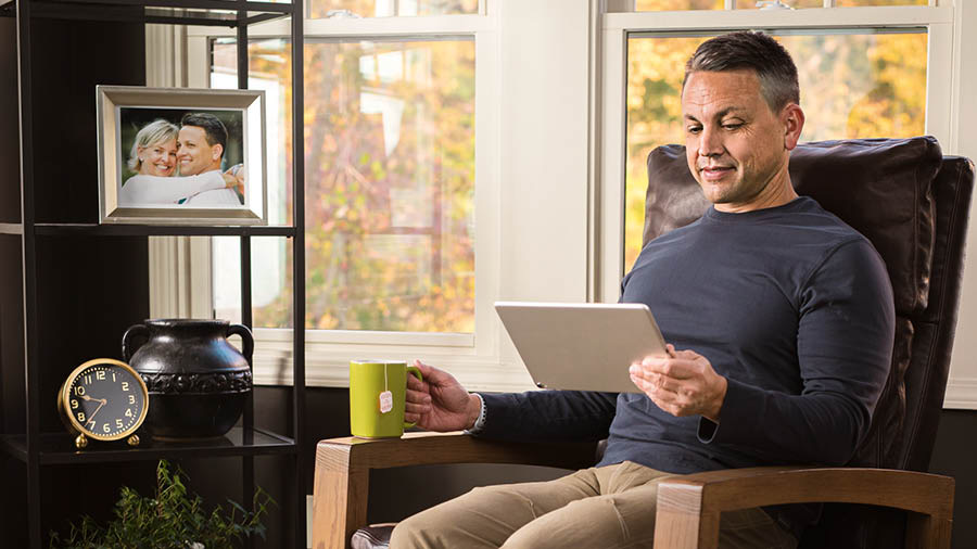 พี่​น้อง​ชาย​ที่​เป็น​ม่าย​กำลัง​ฟัง​ไฟล์​เสียง