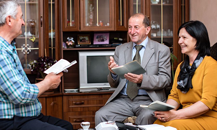 Тамази Библаия хатыны белән бергә бер кеше белән өйрәнү үткәрә