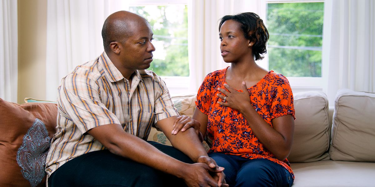 Awarefoɔ bi rekasa, na ɔbarima no ayɛ dinn retie ne yere