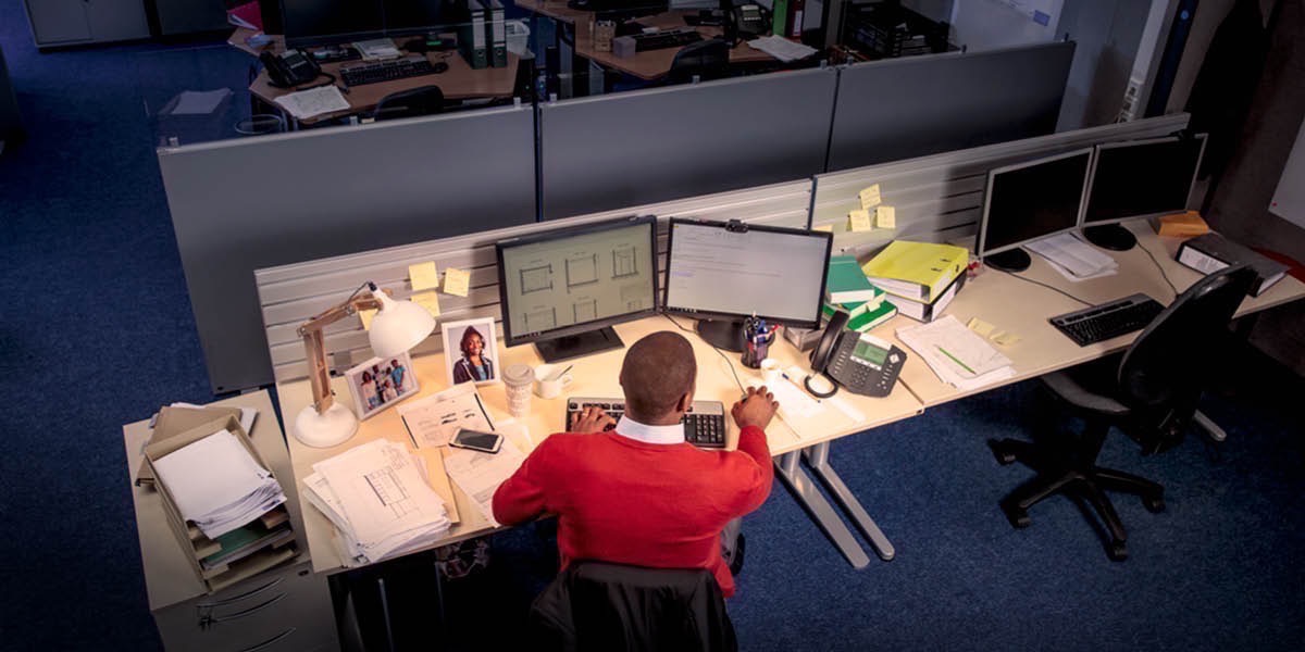 Ɔbarima bi aka adwumam reyɛ adwuma anadwo