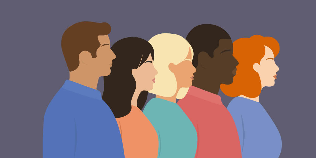 Amanyɔni bi gyina nnipadɔm anim wɔ rally bi ase. Ɔrekeka nsɛm bi, na nnipadɔm no rebɔ gye ne so.