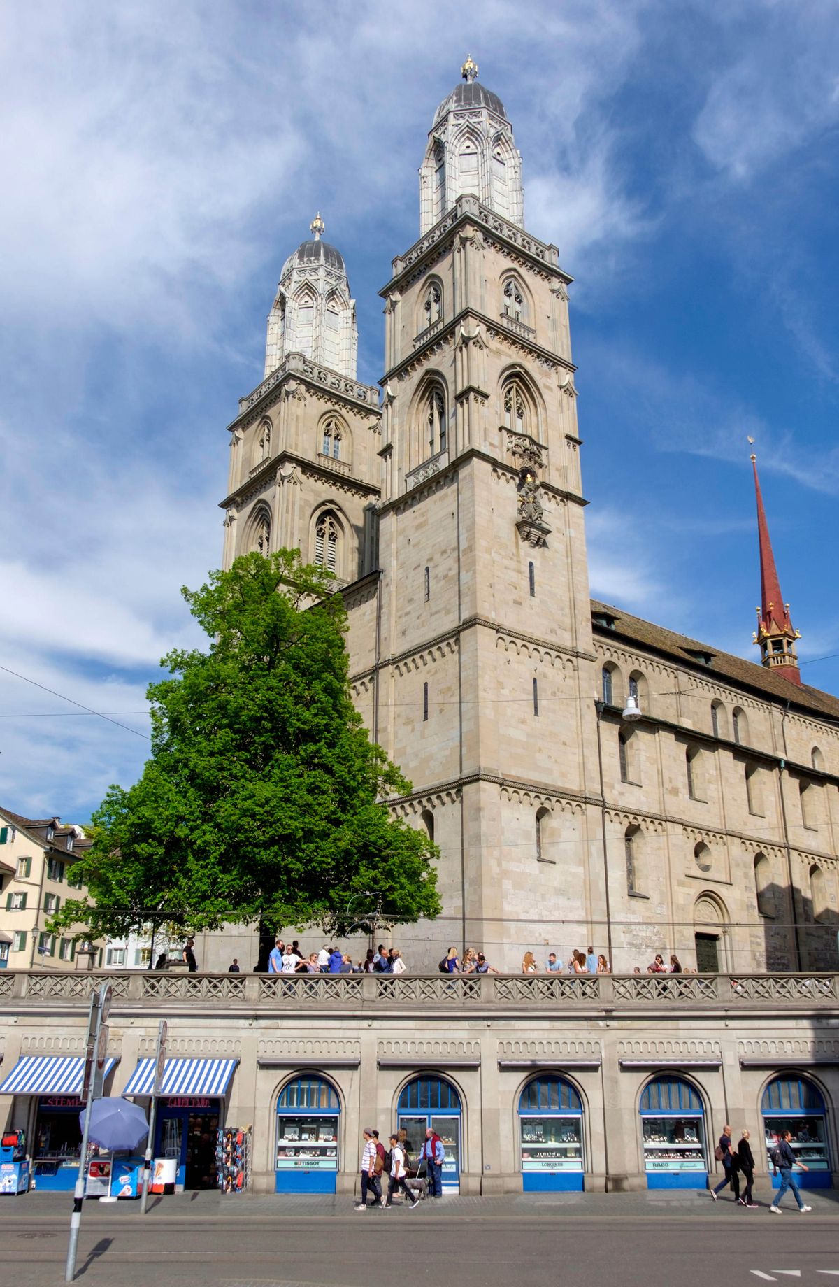 Abarimaa bi de abofra bi ahyɛ n’akyi; wɔgyina asubɔnten bi a emu ayɛ fĩ pɔtɔɔ ho.