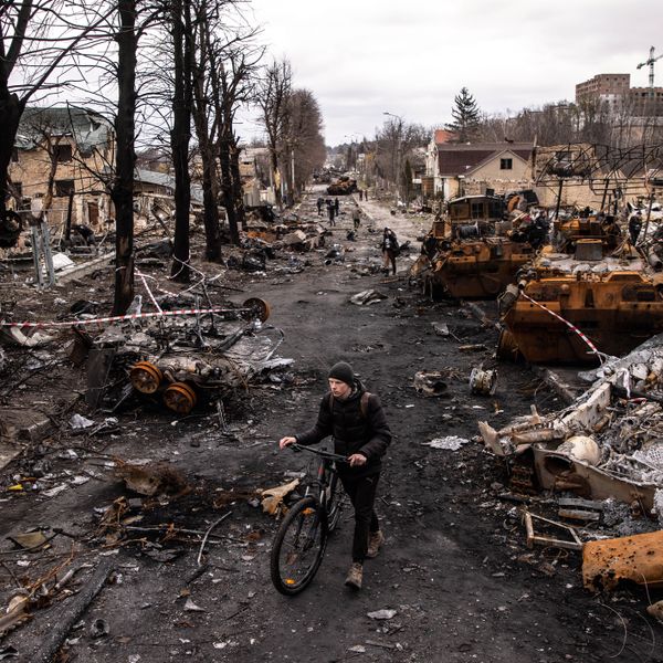 Ɔbea bi rekankan Bible.