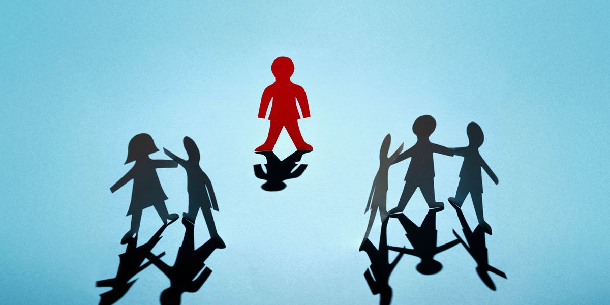 Wohwɛ mfoni no a, wubehu sɛ owia rekɔtɔ, na asogyafo kar kɛse bi si hɔ a tuo si so. Wimhyɛn ketewa bi a asogyafo de di ako nso nam wim.