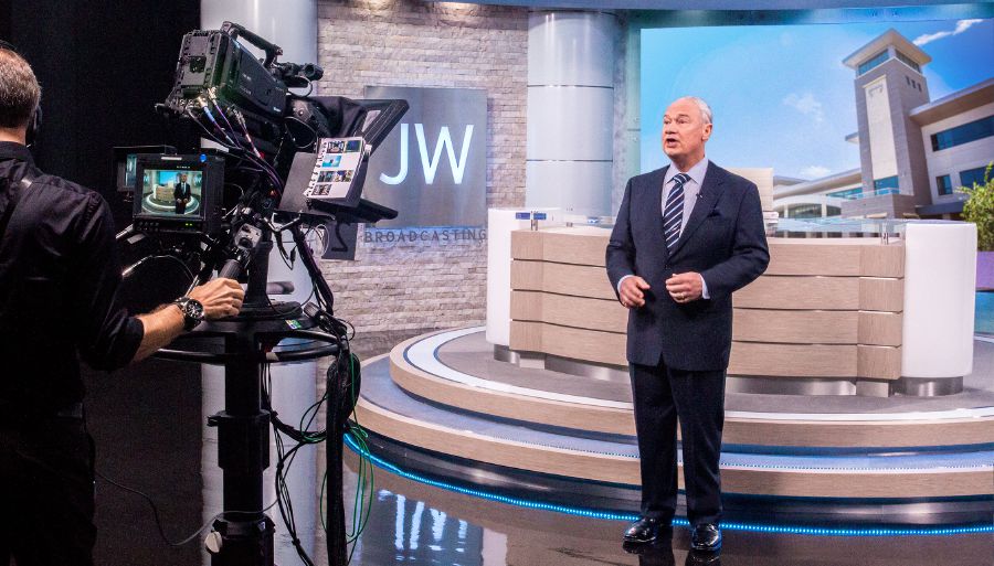 Stephen Lett a ɔyɛ Akwankyerɛ Kuw no muni no, wɔretwa no aba JW Broadcasting so.