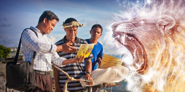 Ahenni dawurubɔfo bi de kratawa rekyerɛ mmarima mmienu bi; gyata bi a ɔrebobom mfoni bɛn wɔn