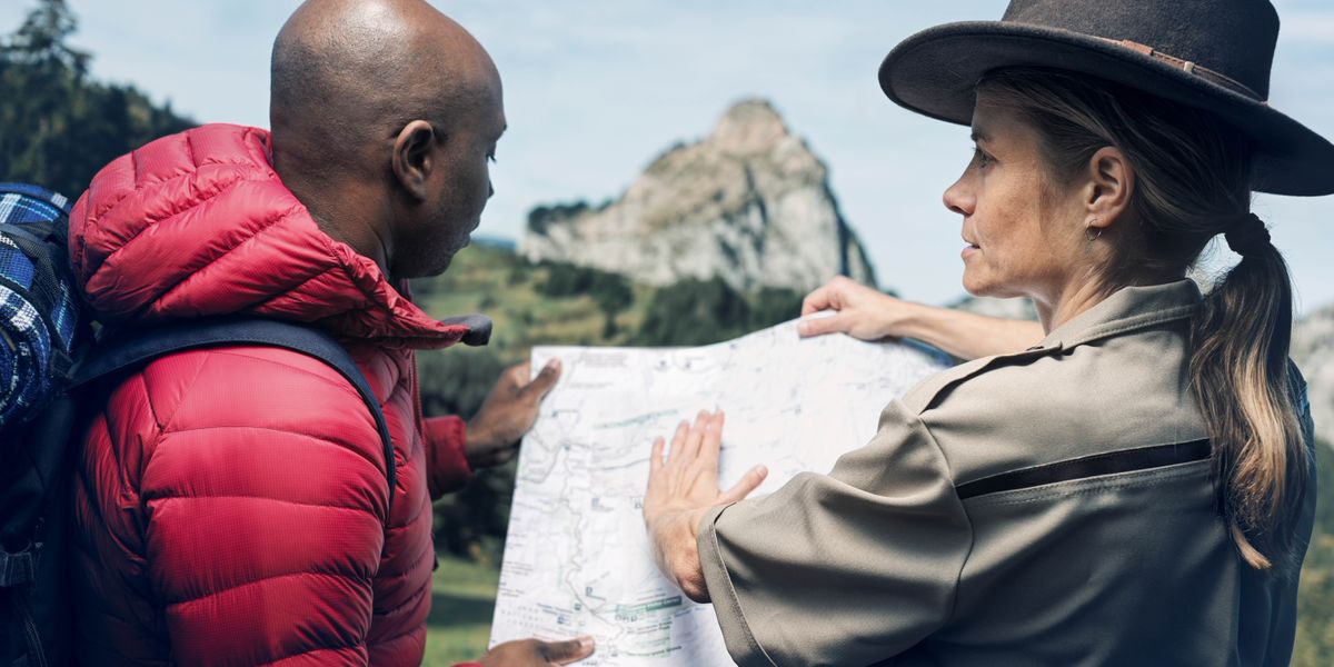 Aberante a ɔwɔ mfoni a edi kan no mu na ɛwɔ ha yi. Ɔpɛ sɛ ɔkɔ bepɔw bi atifi, na ɔbea bi a ɔyɛ adwuma wɔ beae a wakɔ no de map rekyerɛ no baabi a ɔbɛfa akɔ.