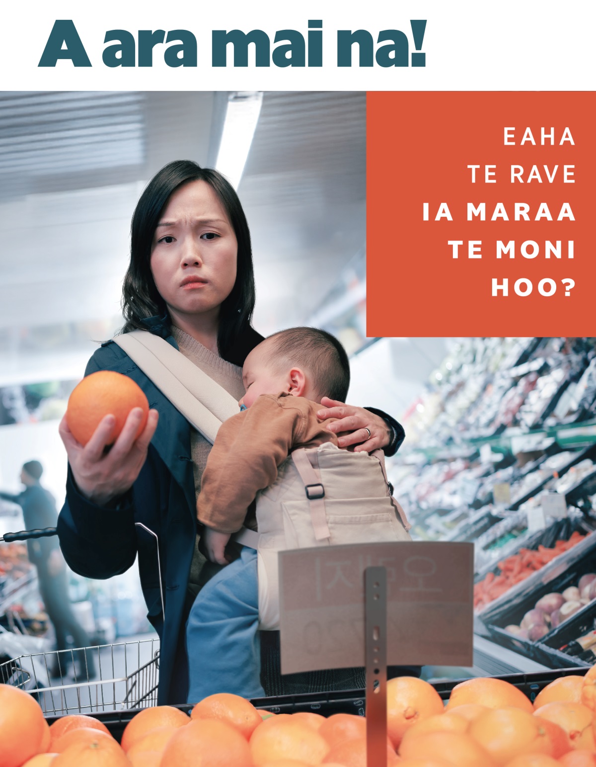 I te fare toa, te haapeapea ra te hoê metua vahine no te moni hoo o te maa a taoto ai ta ˈna aiû.