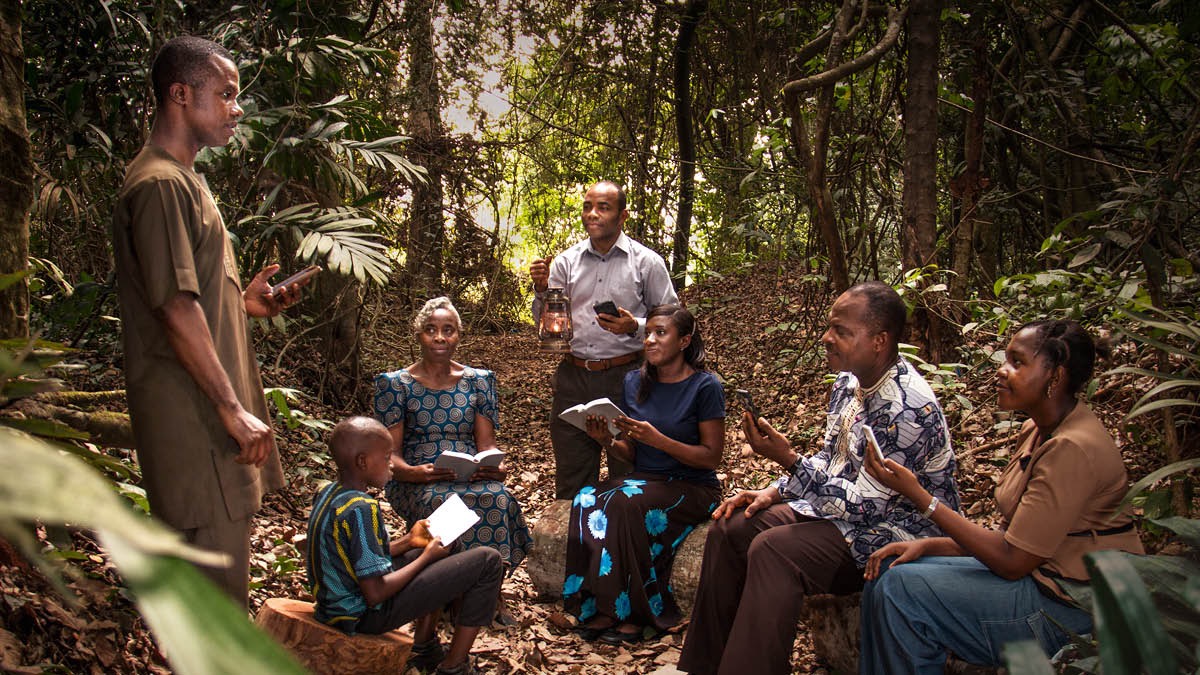 I te roaraa o te ati rahi, te putuputu ra te hoê pǔpǔ taeae e tuahine i roto i te hoê uru raau