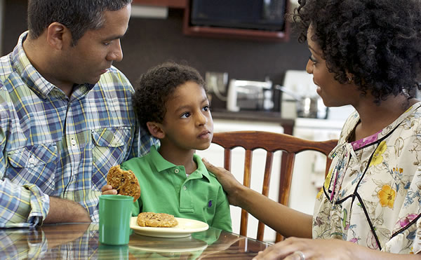 Батьки заспокоюють сина