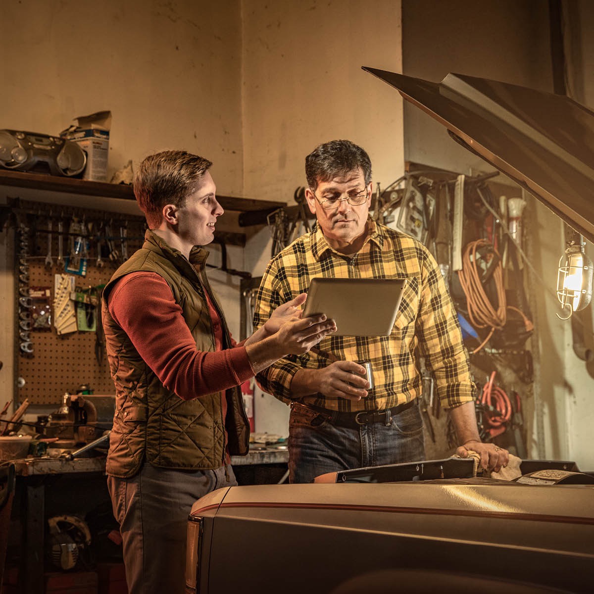 Допомагаючи своєму батькові, який не є Свідком, ремонтувати автомобіль, молодий брат у відповідний момент показує йому відео з сайту jw.org