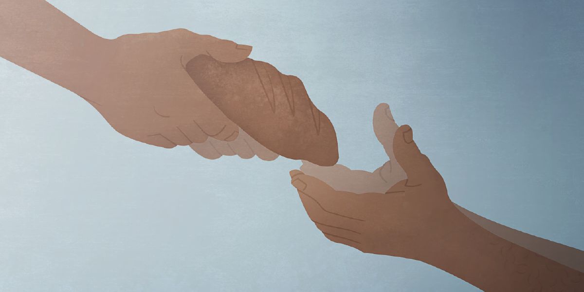 ایک قیدی دوسرے قیدی کے ساتھ اپنا کھانا بانٹ رہا ہے۔‏