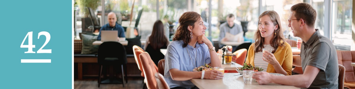 سبق نمبر 42.‏ ایک غیرشادی‌شُدہ بہن اور ایک شادی‌شُدہ جوڑا ایک کیفے میں بیٹھے باتیں کر رہے ہیں اور خوش نظر آ رہے ہیں۔‏