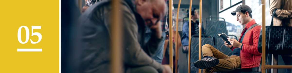 سبق نمبر 5.‏ ایک آدمی بس میں بیٹھا بائبل پڑھ رہا ہے۔‏