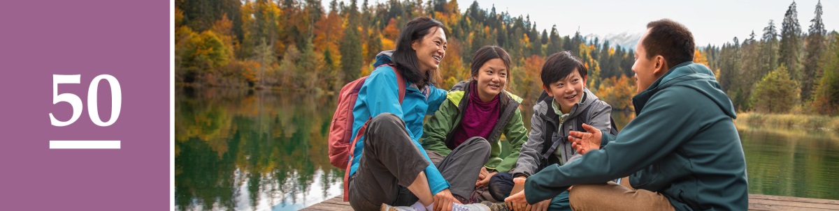سبق نمبر 50.‏ ایک خاندان ایک خوب‌صورت جھیل کے کنارے بیٹھا ہے اور ایک دوسرے سے بات‌چیت کر رہا ہے۔‏
