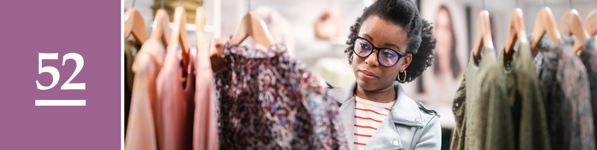 سبق نمبر 52.‏ ایک عورت سوچ رہی ہے کہ وہ کون سے کپڑے خریدے۔‏