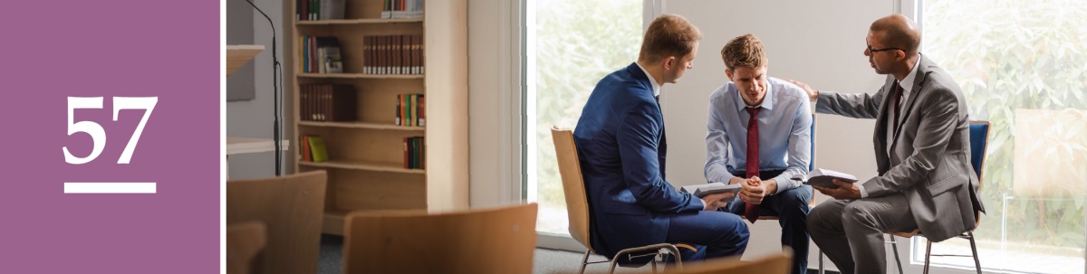 سبق نمبر 57.‏ ایک نوجوان بھائی کنگڈم ہال میں دو بزرگوں کے سامنے اپنے سنگین گُناہ کا اِعتراف کر رہا ہے۔‏