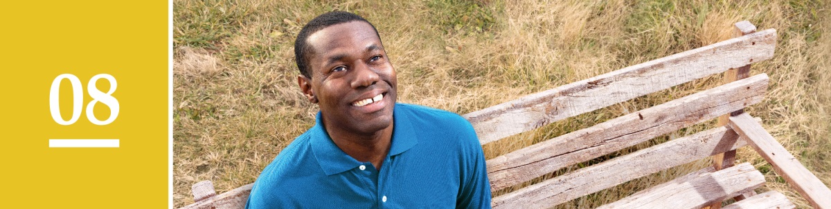 سبق نمبر 8.‏ ایک آدمی بینچ پر بیٹھا آسمان کی طرف دیکھ رہا ہے۔‏