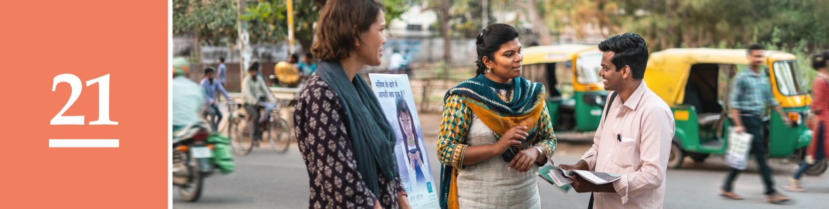 سبق نمبر 21.‏ یہوواہ کی دو گواہوں نے ایک جگہ کتابوں کی ٹرالی لگائی ہوئی ہے اور ایک آدمی وہاں سے گزرتے ہوئے اُن سے بات کر رہا ہے۔‏