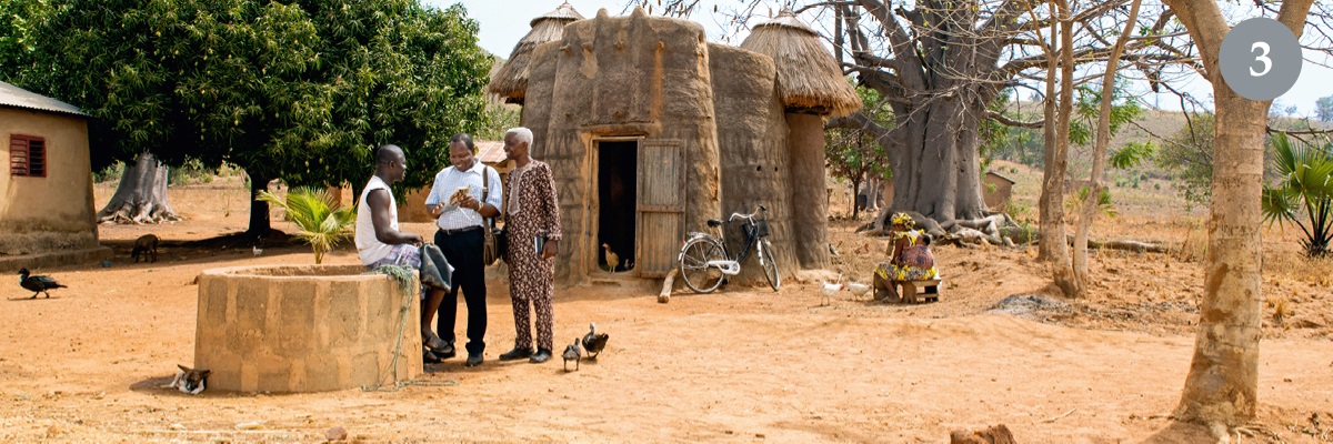 3.‏ ملک بینین میں یہوواہ کے دو گواہ ایک گاؤں میں ایک آدمی کو بائبل کا پیغام سنا رہے ہیں۔‏