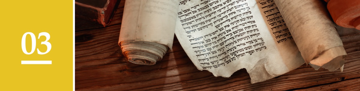 سبق نمبر 3.‏ میز پر بائبل کا ایک قدیم نسخہ پڑا ہے۔‏