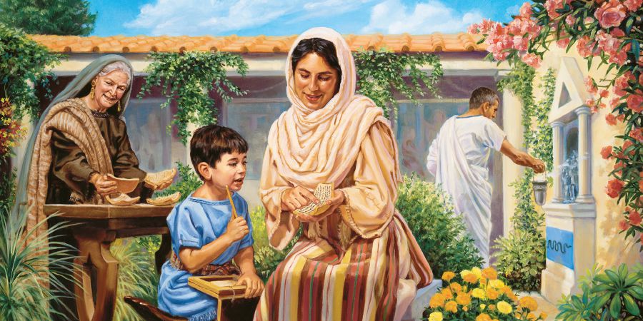 یونیکے تیمتھیس کو پاک کلام کی باتیں سکھا رہی ہیں جبکہ تیمتھیس کے ابو اور نانی قریب کھڑے کام کر رہے ہیں۔‏