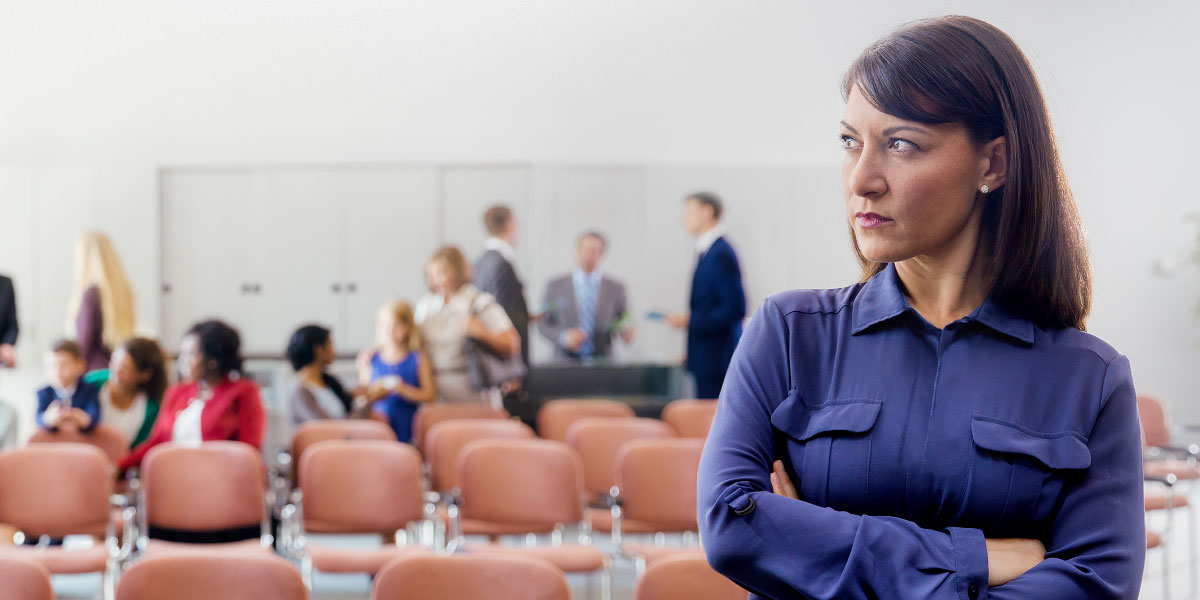 ایک بہن بہت غصے میں نظر آ رہی ہے۔‏