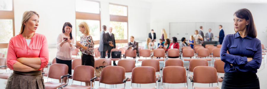 دو بہنیں ایک دوسرے کو غصے سے دیکھ رہی ہیں۔‏