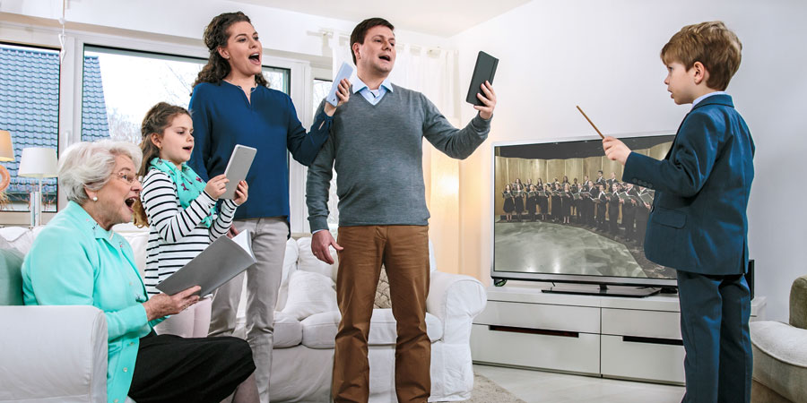 ایک خاندان خاندانی عبادت کے دوران گیتوں کی مشق کر رہا ہے۔‏