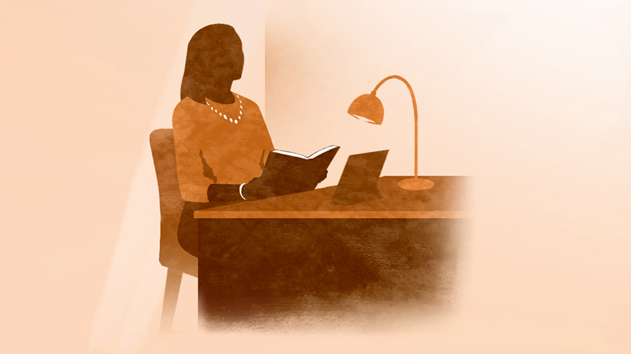 ایک بہن اکیلے میں بائبل کا مطالعہ کر رہی ہے۔‏