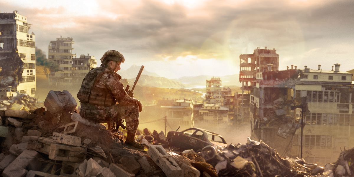 ایک فوجی جنگ کی وجہ سے تباہ ہونے والے شہر کے ملبے پر بیٹھا کچھ سوچ رہا ہے۔‏