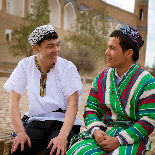 Hai người Uzbek mặc quần áo truyền thống