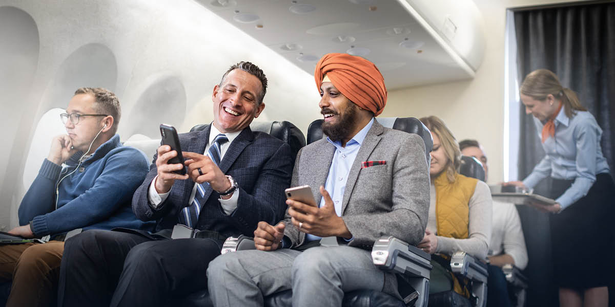 Một người da trắng ngồi cạnh một người theo đạo Sikh trên máy bay. Họ trò chuyện vui vẻ với nhau.