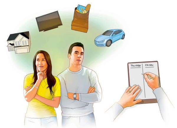 Cặp vợ chồng đang xem các khoản chi tiêu chính